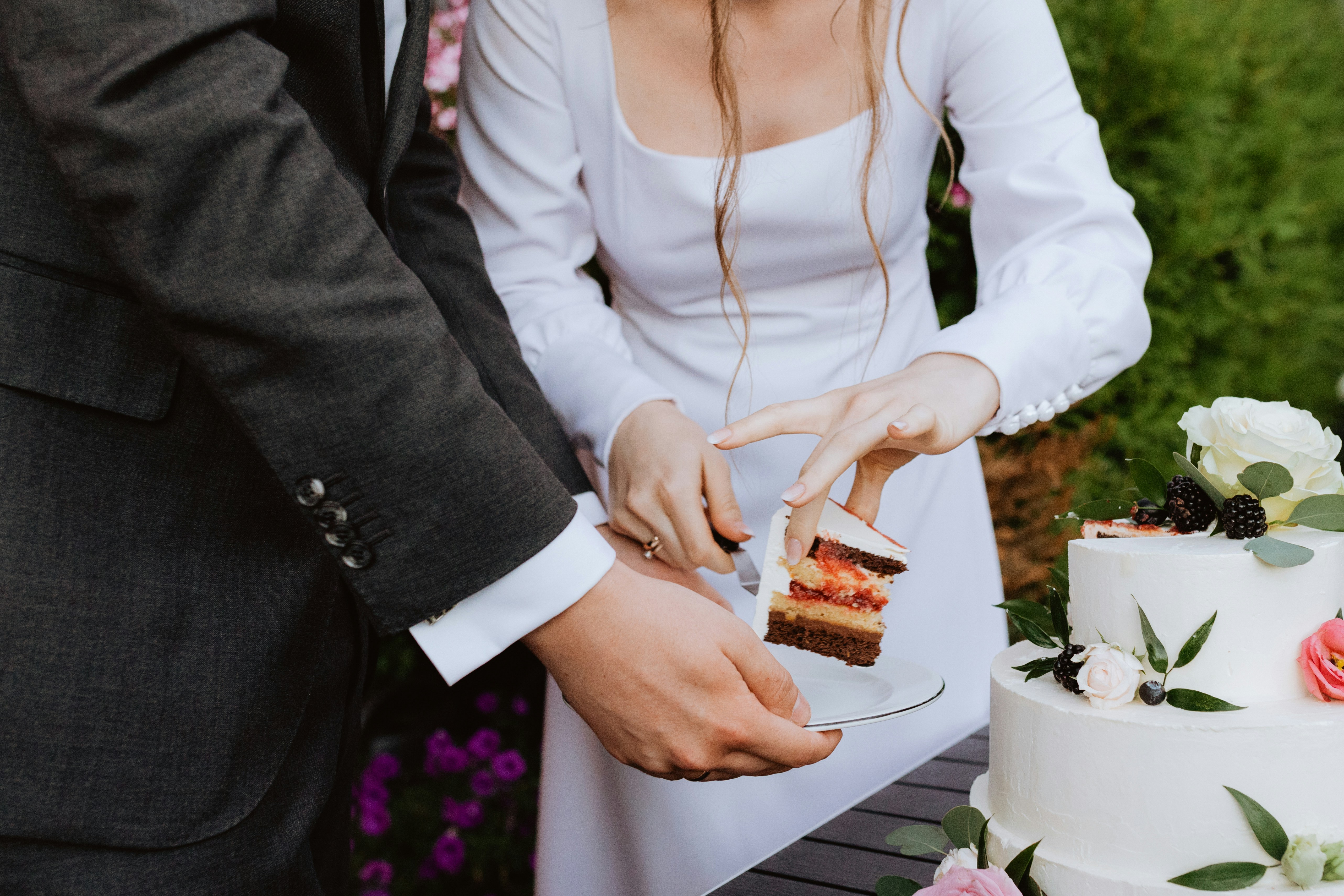 What Is a Cutting Cake? A Sweet Wedding Tradition With a Modern Twist