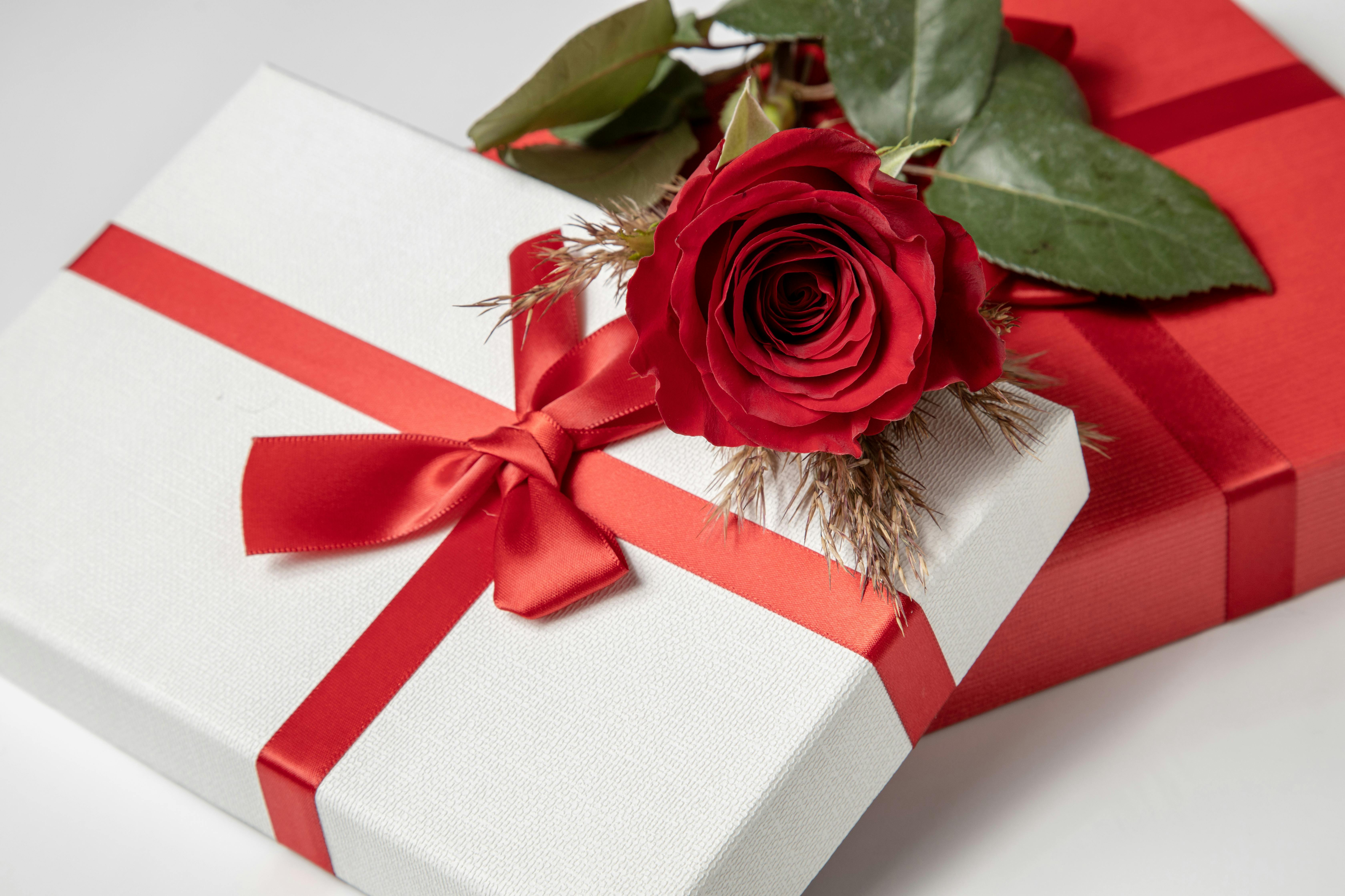What to Give When There’s No Wedding Registry
