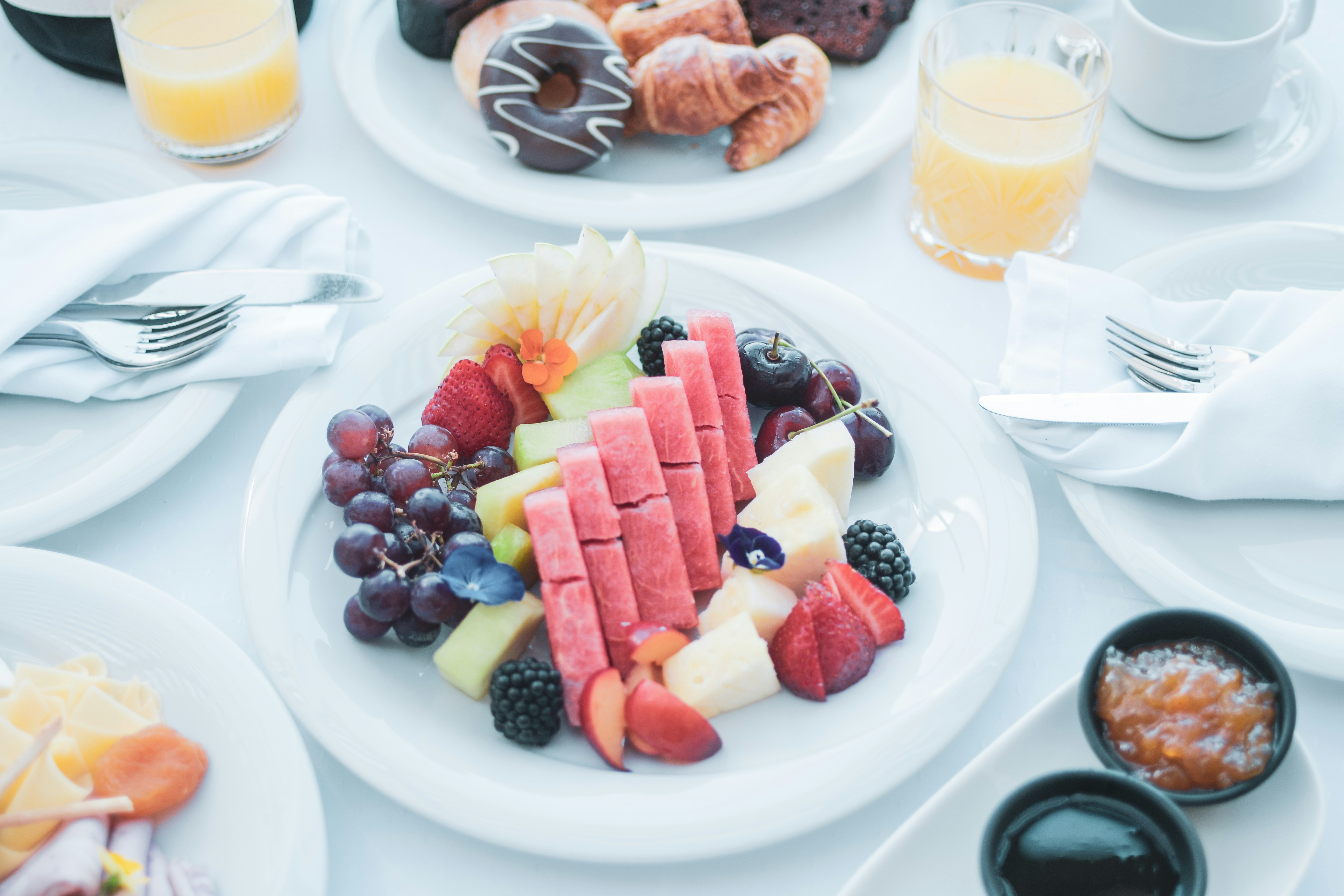 Your Wedding Day Eating and Drinking Plan, According to Nutrition Experts