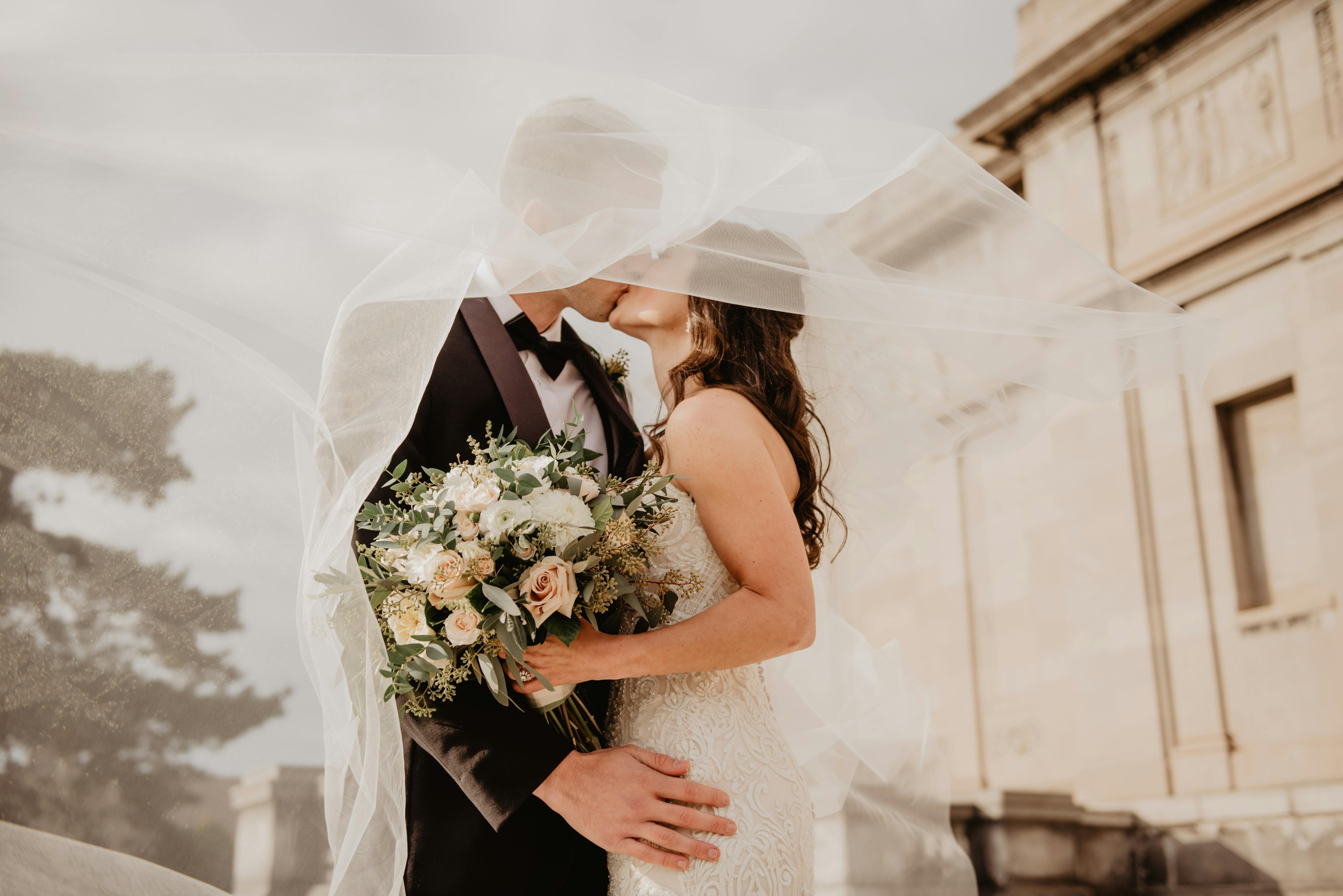 How to Plan a Holiday Weekend Wedding Without the Stress
